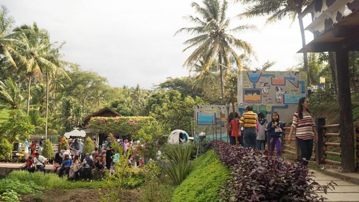 Ribuan pengunjung padati Cimory Dairyland di hari pertama 2018 pada Senin (1/1) sore.  Ada pemandangan alam dan kebun di Cimory