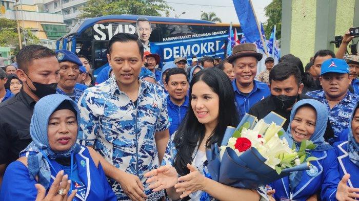 Ketua Umum Partai Demokrat Agus Harimurti Yudhoyono (AHY) bersama sang istri, Annisa Pohan, saat safari politik di Gedung Haji Kabupaten Pati, Selasa (16/1/2024) sore.