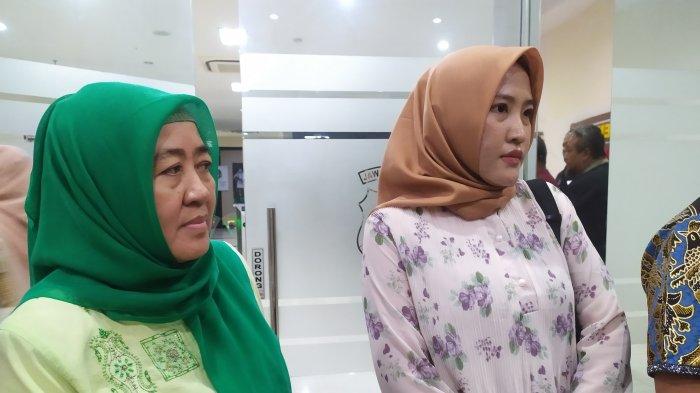 Nuzmatun Malinah (jilbab hijau)  didampingi anaknya, dr Nadia (jilbab cokelat) atau adik kandung mendiang dr Aulia selepas membuat laporan polisi terkait dugaan perundungan, intimidasi dan pemerasan yang dialami oleh Aulia di Mapolda Jateng, Kota Semarang, Rabu (4/9/2024).