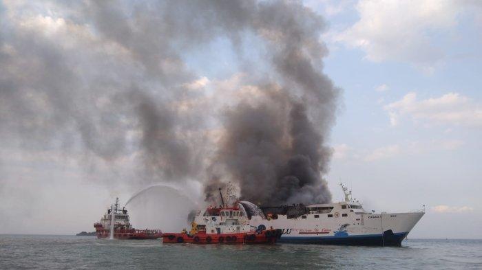Proses pemadaman kapal Kirana I milik DLU saat labuh jangkar di Pelabuhan Tanjung Emas Semarang 