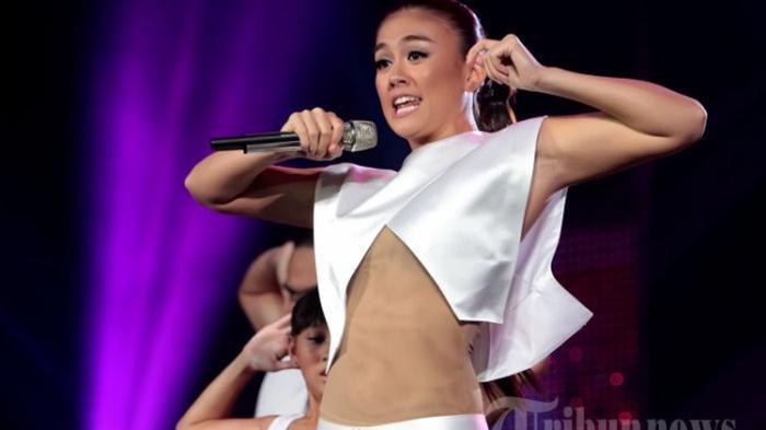 Agnez Mo pernah ditawari manggung tanpa nyanyi 30 menit di klub dengan bayaran Rp1 miliar.