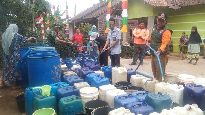 Penyaluran bantuan air bersih dari BPBD Kabupaten Cilacap kepada warga Dusun Pagergunung, Desa Karanggintung, Kecamatan Gandrungmangu, Rabu (31/7/2024).