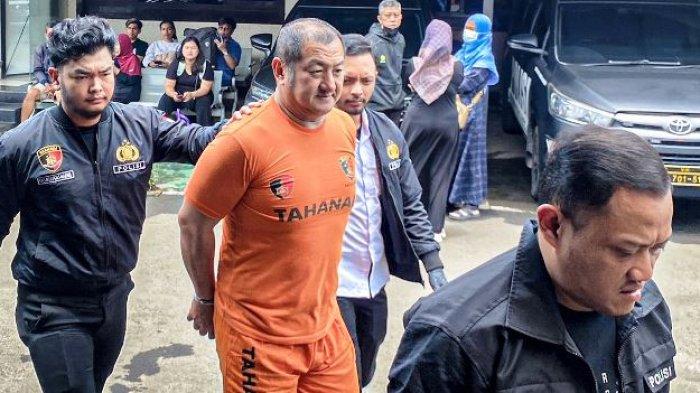 KOMPAS.com/BAGUS PUJI PANUNTUN
KASUS KOBOI: Polisi menetapkan Hartono Soekwanto (53) sebagai tersangka atas aksi koboi jalanan dengan menenteng senjata api ke pengemudi kendaraan, Selasa (4/3/2025).