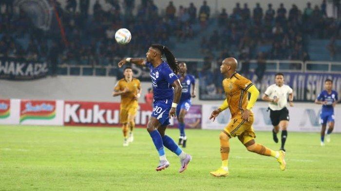 Aksi pemain PSIS Semarang Carlos Fortes dibayangi pemain Bhayangkara Presisi Anderasn Salles ketika menggiring bola dalam laga pekan pertama BRI Liga 1 2023/2024 di Stadion Jatidiri Semarang, Senin (3/7/2023)