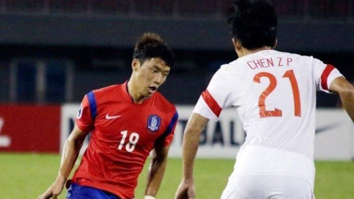 Aksi pemain Red Bull Salzburg, Hwang Hee-Chan yang membela timnas Korea Selatan kontra China dalam AFC U-19 Championship diNay Pyi Taw, Myanmar, 11 Oktober 2014.