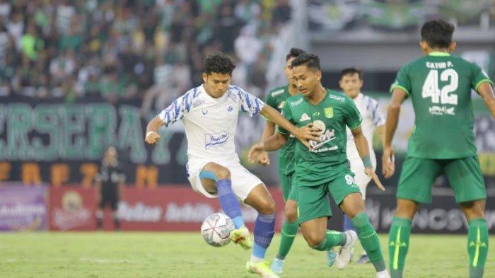 Aksi Reza Irfana ketika memperkuat PSIS Semarang menghadapi Persebaya Surabaya di Stadion Gelora Bung Tomo pada putaran pertama BRI Liga 1 2022/2023
