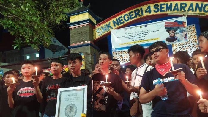 Ratusan massa melakukan doa bersama dengan menyalakan lilin untuk aksi solidaritas terhadap GRO (17) atau Gamma pelajar SMK N 4 Semarang yang meninggal dunia akibat ditembak polisi, Jalan Pandaran 2, Mugassari, Semarang Selatan, Kota Semarang, Jumat (29/11/2024) malam.