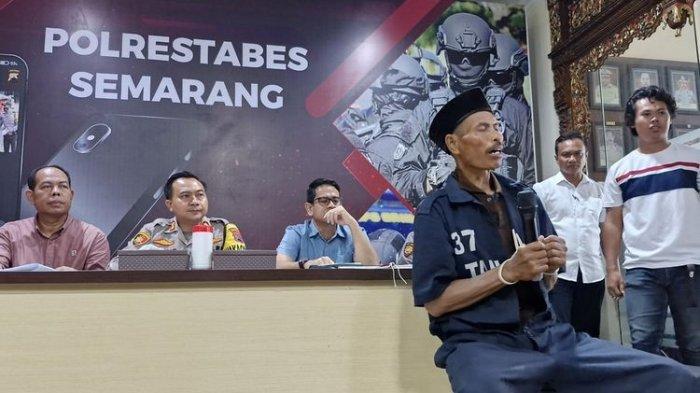 KOMPAS.COM/Titis Anis Fauziyah
Sutikno, pelaku pembunuhan terhadap anak kandungnya sendiri saat ungkap kasus di Mapolrestabes Semarang, Selasa (2/1/2023).