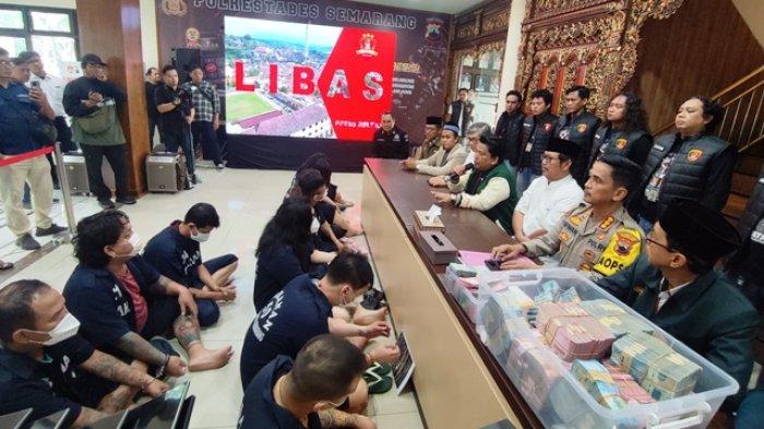 Kapolrestabes Semarang Kombes Irwan Anwar bersama tokoh agama dan ormas melakukan konferensi pers kasus penggrebekan kasino Baby Face di Mapolrestabes Semarang, Senin (23/9/2024).