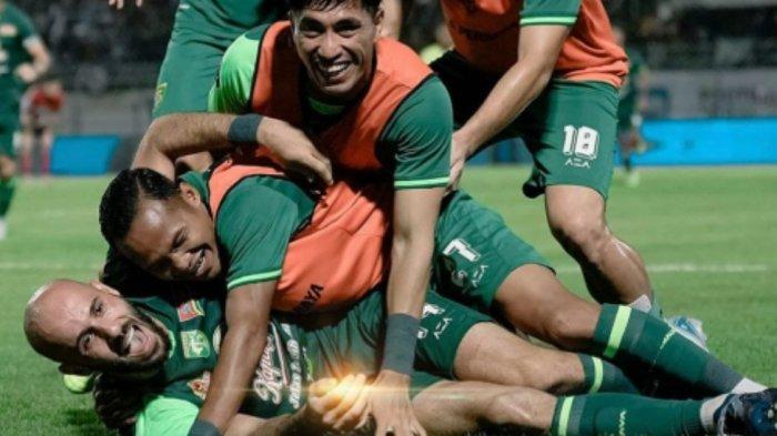 Penggawa Persebaya Mohamed Rashid melakukan selebrasi usai mencetak gol ke gawang Madura United dalam lanjutan Liga 1 pekan 12 di Stadion Gelora Bangkalan, Senin (2/12/2024) malam.