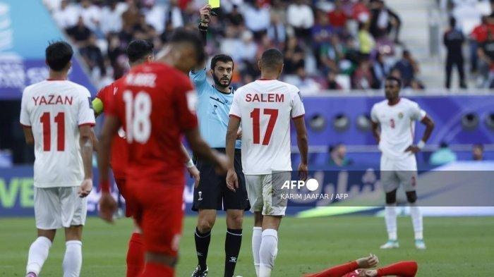 Omar Mohamed al-Ali memberikan kartu kuning kepada bek Yordania bernomor punggung 17 Salem al-Ajalin saat laga Grup E Piala Asia AFC Qatar 2023 antara Yordania dan Bahrain di Stadion Al-Janoub di Al-Wakrah, selatan Doha pada tanggal 25 Januari 2024.
