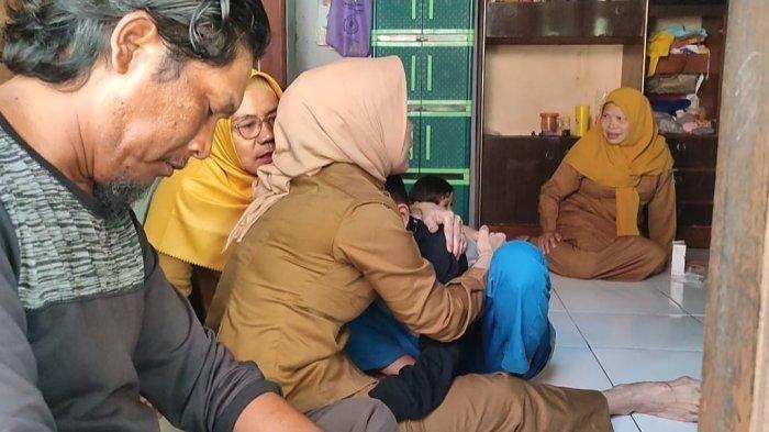 Disdik Kota Cirebon yang dipimpin Kabid Pendidikan Dasar Dinas Pendidikan (Disdik) Kota Cirebon, Ade Cahyaningsih mendatangi rumah Arya, bocah yang alami depresi dari Kampung Gunungsari Bedeng, RT.4/7, Kelurahan Pekiringan, Kecamatan Kesambi, Kota Cirebon. Tampak Ade memeluk Arya.