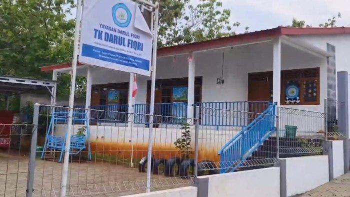Potret sekolah yang keluarkan tiga siswa karena wali murid beda pilihan calon bupati.