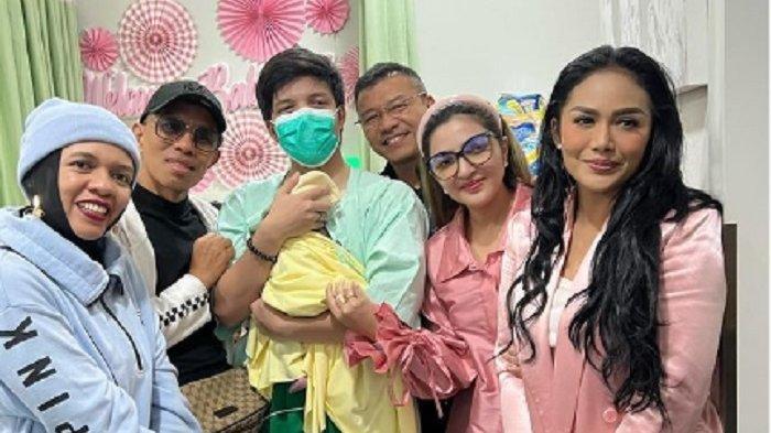 Atta Halilintar bersama anak keduanya dan keluarga besarnya. Aurel Hermansyah melahirkan anak keduanya di tanggal cantik 11 November 2023.