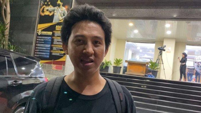 Asisten pengacara publik LBH Jakarta sekaligus anak penyanyi Machica Mochtar, Iqbal Ramadhan (28), saat ditemui di Polda Metro Jaya, Jumat (23/8/2024).