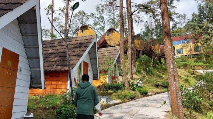 Seorang pengunjung melintas di kawasan penginapan The Lawu Park Tawangmangu Kabupaten Karanganyar.