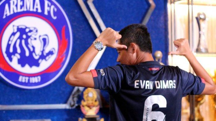 Pemain baru Evan Dimas memamerkan nomor punggung yang digunakan selama di Arema FC seusai diperkenalkan pada media di Kandang Singa, Kantor Arema FC, Kamis (7/4/2022) sore.
