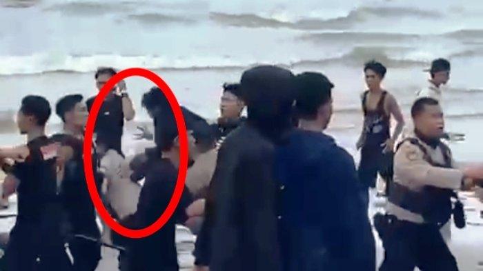 Tangkap layar video viral pemuda yang menendang petugas kepolisian saat melerai tawuran di Pantai Kecamatan Kragan Rembang.