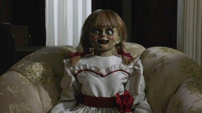 Penampakan boneka Annabelle di film Annabelle Comes Home