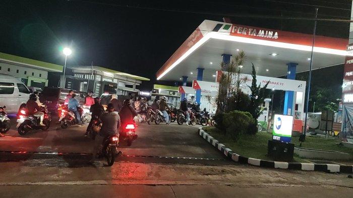 SPBU Suruh Kabupaten Semarang Dipadati Kendaraan Roda Dua dan Empat ...