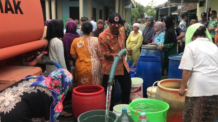 ANTRIAN AIR BERSIH - Suasana Warga Desa Ruwit, Kecamatan Wedung, Kabupaten Demak sedang berebut untuk mendapatkan air bersih yang diberikan Pemkab Demak melalui BPBD Kabupaten Demak.