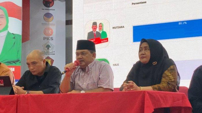 Ketua Tim Pemenangan Mutiara, Bondan Marutohening dan paslon Bupati dan Wakil Bupati Semarang, Ngesti-Arifah mengumumkan keunggulannya dari hitung cepat Pilkada Kabupaten Semarang di Posko Pemenangan Mutiara, Tuntang, Kabupaten Semarang, Rabu (27/11/2024) malam.
