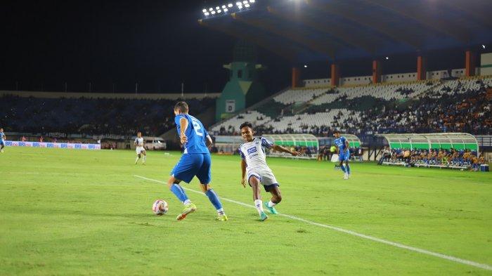 Aksi pemain PSIS Semarang Ridho Syuhada Putra (Putih) dihadang pemain Persib bandung Nick Kuipers (Biru), dalam laga lanjutan BRI Liga 1 2024/2025 di Stadion Si Jalak Harupat, Kab. Bandung, Minggu (15/9/2024).