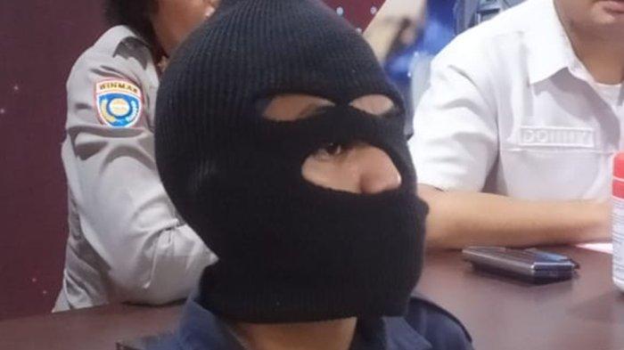 Inilah sosok Ari Yulianto saat gelar perkara di Mapolrestabes Semarang, Kamis 19 Oktober 2023. Ari Yulianto mengakui telah berkali-kali melukai anus dan kelamin keponakannya usia 6 tahun berinisial KSA, yang sedang sakit TBC.