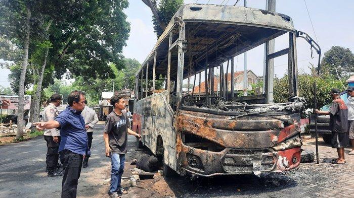 Sejumlah orang mengecek sisa kebakaran di armada bus Trans Semarang, belum lama ini.