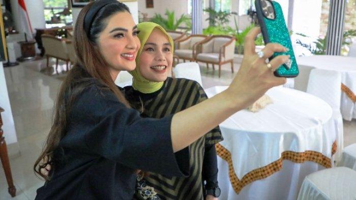 Artis Ashanty seusai ngobrol panjang bersama Atikoh Ganjar Pranowo di Puri Gedeh, Selasa (15/8/2023).