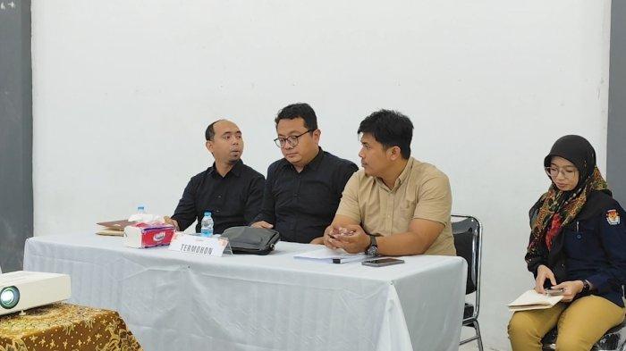 Divisi Hukum dan Pengawasan KPU Kendal, Rizky Kustyardhi (kanan) didampingi tim kuasa hukum menghadiri musyawarah tertutup gugatan Pilkada Kendal oleh bapaslon Dico Ganinduto - Ali Nurudin di Gedung Sentra Gakkumdu Bawaslu Kendal, Selasa (3/9/2024). 