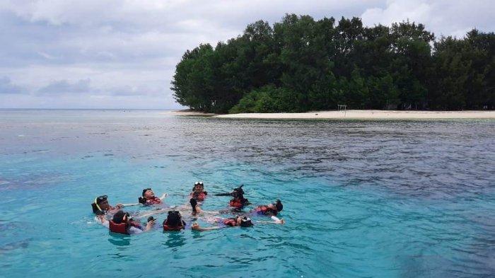 Anggota Asosiasi Pelaku Pariwisata Indonesia (ASPPI) DPC Wilayah III Jawa Barat (Ciayumajakuning) berenang di laut Pulau Cilik, Karimunjawa, Jepara, Jawa Tengah, Selasa (25/2/2020).