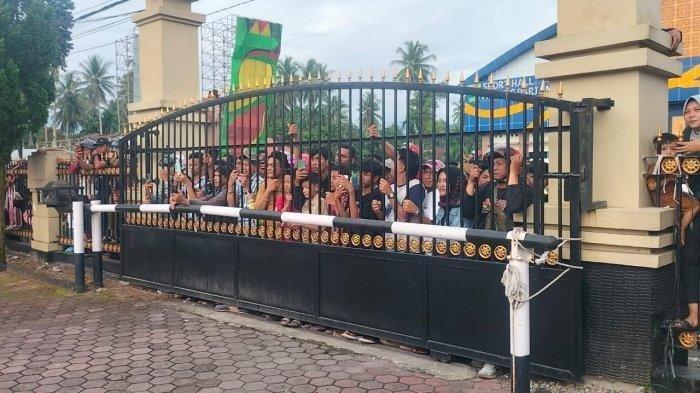 Warga mendatangi Mapolres Padang Pariaman, Sumatera Barat setelah IS tersangka kasus gadis penjual gorengan di Kayu Tanam ditangkap, Kamis (19/9/2024). Mereka berteriak meminta pihak kepolisian memperlihatkan IS yang merupakan tersangka kasus gadis penjual gorengan.