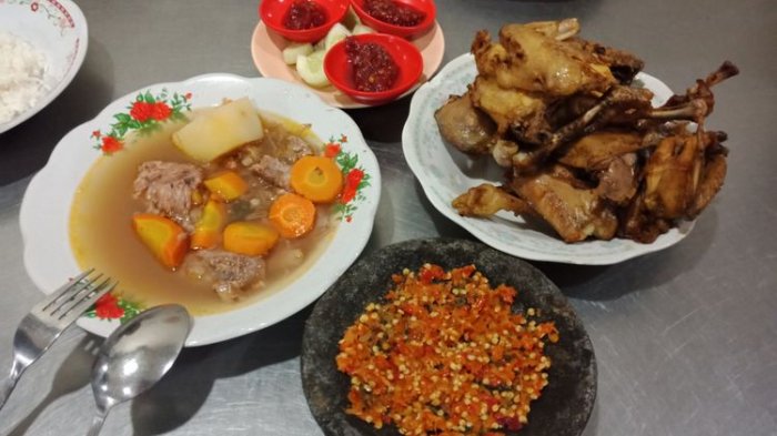 Seporsi hidangan istimewa Ayam Goreng Sop Buntut Daging Pak Supar, Semarang, Rabu (28/3/2018).(KOMPAS.COM / MUHAMMAD IRZAL ADIAKURNIA)