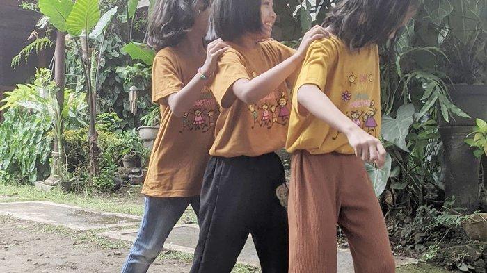 Asyiknya bermain dolanan tradisional bakiak di Wisata Kampoeng Dolanan, Kecamatan Borobudur, Kabupaten Magelang.