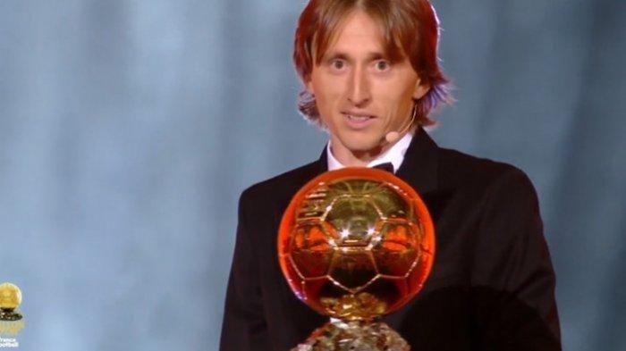 Pemain Real Madrid, Luka Modric saat meraih penghargaan Ballon d'Or 2018 di Paris, Perancis, Senin (3/12/2018).