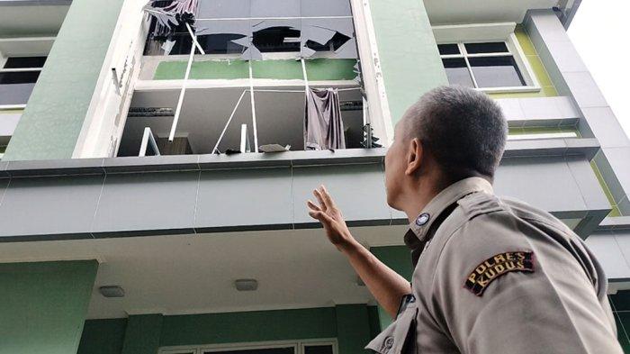 Satpam IAIN Kudus menunjukkan kerusakan di Perpustakaan