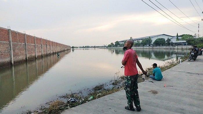Para warga korban terdampak banjir Demak Kecamatan Karanganyar Berburu Ikan Untuk Variasi Lauk