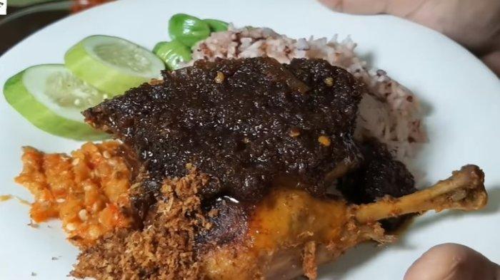 Hidangan bebek Madura bumbu hitam.