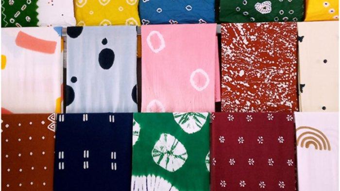 BATIK JUMPUTAN - Galang warga Sukoharjo menunjukkan berbagai motif kain batik jumputan hasil produksinya di Gambiran, Banaran, Talang Baru, Kabupaten Sukoharjo.