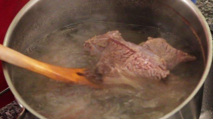 Begini cara membuat air kaldu daging sapi ala chef.