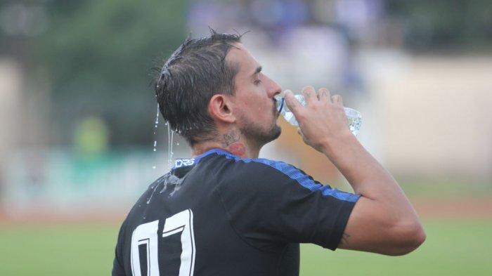 Flavio Beck Junior saat menjalani laga debut bersama PSIS Semarang dalam pertandingan uji coba menghadapi Persik Kendal, di Stadion Kebondalem, Kendal, Februari lalu