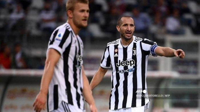 Bek Juventus Italia Giorgio Chiellini (kanan) memberi isyarat selama pertandingan sepak bola Serie A Italia antara Torino dan Juventus di 