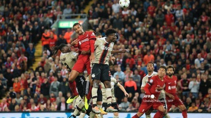 Bek Liverpool, Joel Matip jadi pahlawan kemenangan timnya. Hasil Liga Champions Liverpool vs Ajax berakhir dengan skor 2-1, Rabu (14/9). - Bek Liverpool kelahiran Jerman Kamerun Joel Matip menyundul bola (C) di sebelah bek Ajax Nigeria Calvin Bassey (kiri) selama pertandingan sepak bola grup A Liga Champions UEFA antara Liverpool dan Ajax di Anfield di Liverpool, barat laut Inggris pada 13 September 2022.