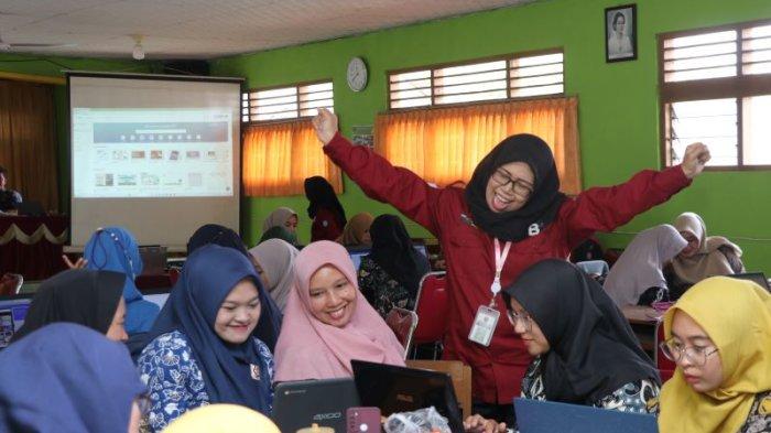 Fasilitator pelatihan, Desy Eka Purnami mendampingi peserta guru dengan penuh semangat