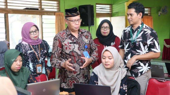 Plt. Kepala Disdikbud Tegal, Fakihurrokhim, S.Sos., M.M. bersama Koordinator Distrik Tanoto Foundation, Anang Ainur Roziqin melihat kegiatan pelatihan
