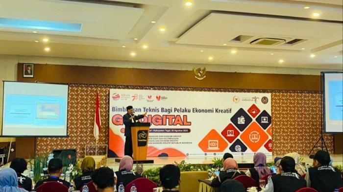 Wakil Ketua Komisi X DPR RI Abdul Fikri Faqih memberikan arahan dan sambutan pada bimtek bagi pelaku ekonomi kreatif go digital di Gedung Syailendra Grand Dian Hotel Slawi, Kabupaten Tegal, Rabu (2/8/2023).