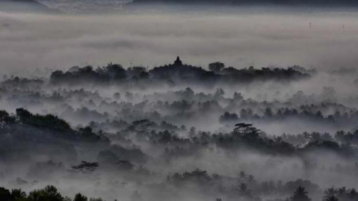 Kabut pagi menyelimuti Candi Borobudur dilihat dari atas bukit yang disebut Punthuk Setumbu, sekitar 3 kilometer barat Candi Borobudur, Magelang, Jawa Tengah.