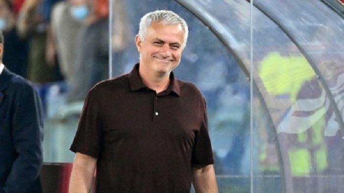 Pelatih Roma Portugal Jose Mourinho bereaksi selama pertandingan sepak bola Serie A Italia AS Roma dan Sassuolo di stadion Olimpiade di Roma pada 12 September 2021.