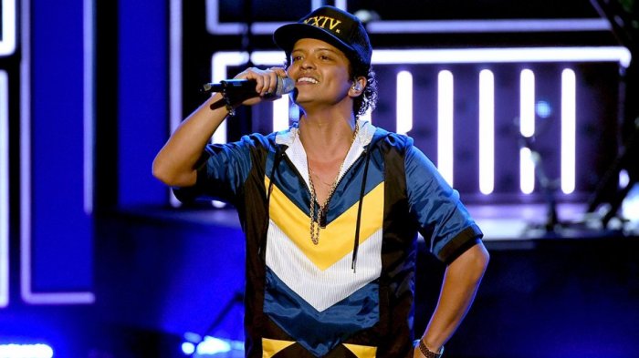 Bruno Mars membawakan lagu 24K Magic pada American Music Awards (AMAs) 2016